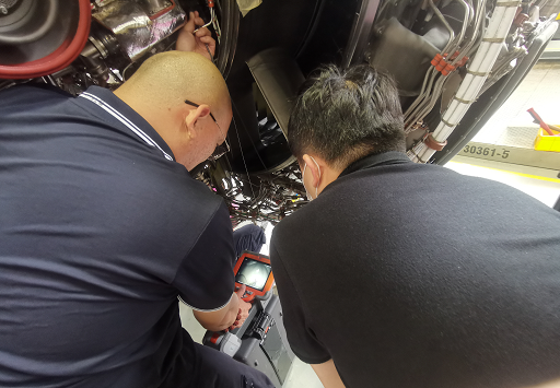 韋林技術人員使用工業(yè)內(nèi)窺鏡幫助客戶抓取異物的現(xiàn)場圖