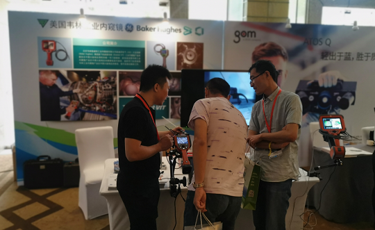 北京韋林意威特工業(yè)內窺鏡有限公司的技術人員，正在為與會者介紹韋林工業(yè)內窺鏡在汽車檢測方面的應用